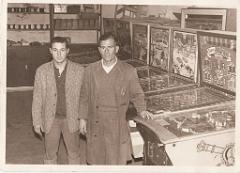 ORAN 1960 LES FLIPPERS AVEC LE REPARATEUR M. PASCAL ET DANIEL GARCIA 